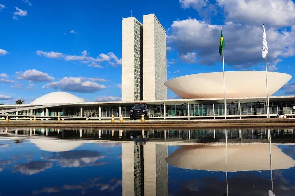 sede-do-congresso-nacional-em-brasilia-com-reflexo-do-predio-no-espelho-dagua-a-sua-frente